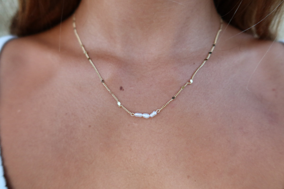 White pearl sparkle necklace