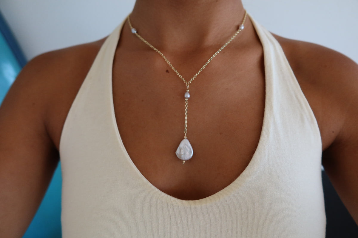 Dropping pearl necklace