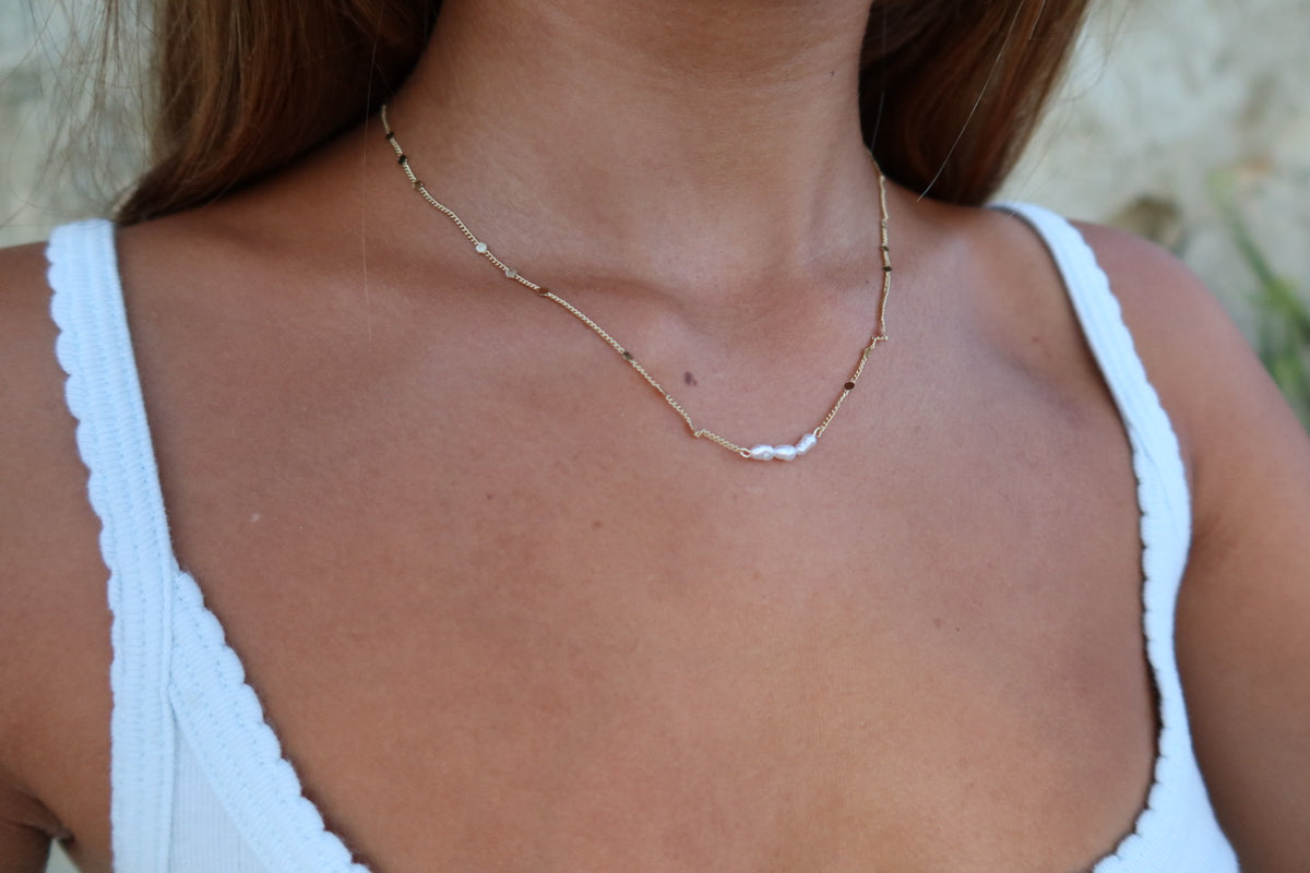 White pearl sparkle necklace