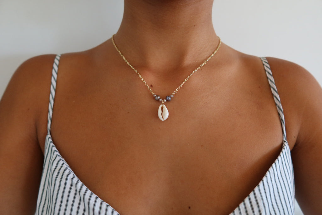 Shell black pearl necklace