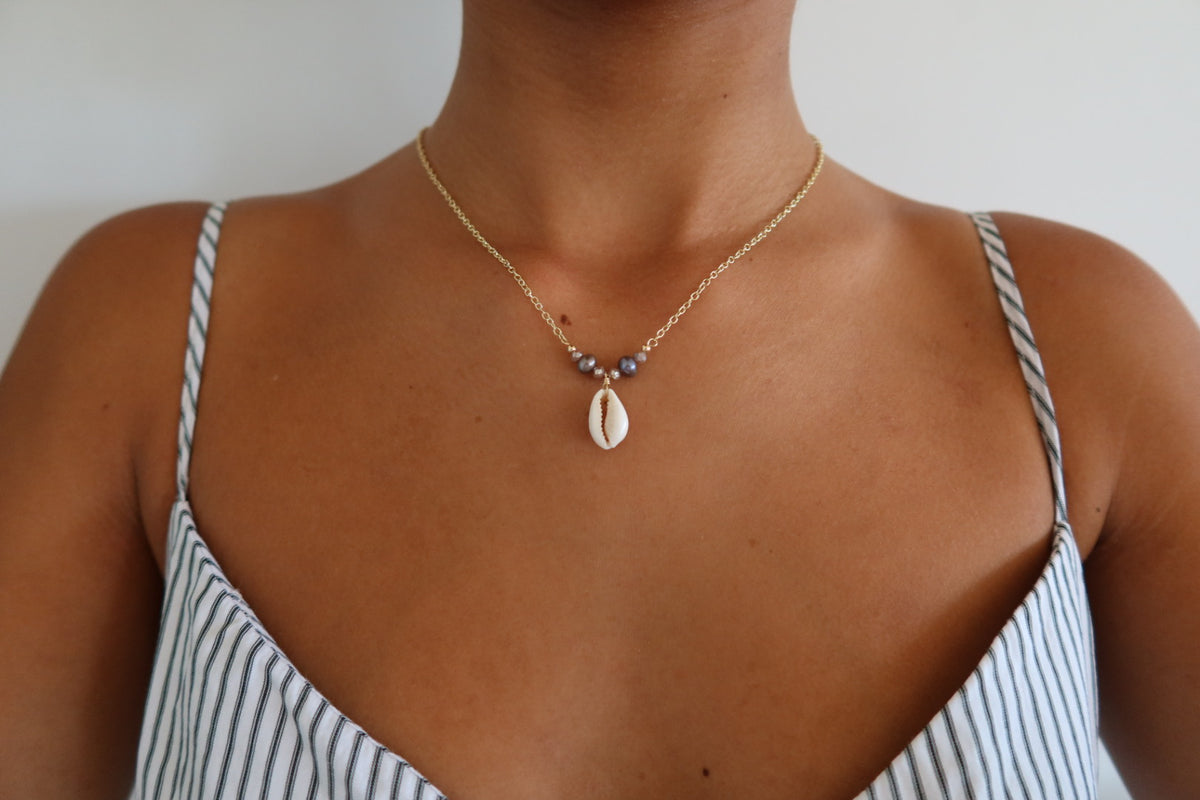 Shell black pearl necklace