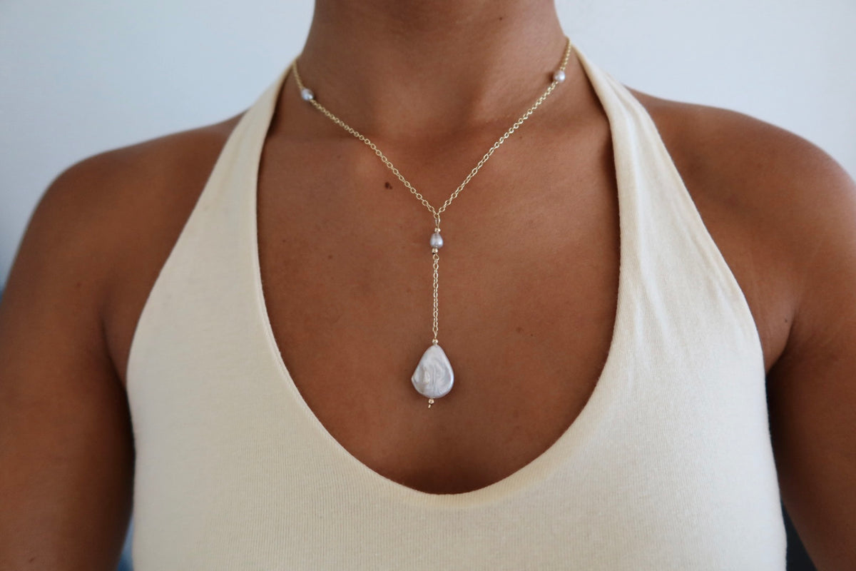 Dropping pearl necklace