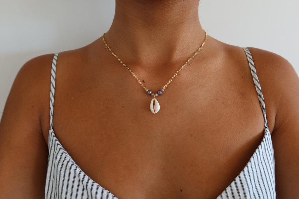 Shell black pearl necklace