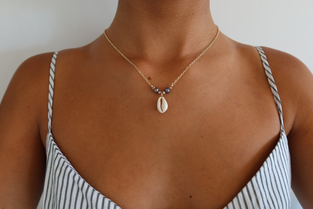 Shell black pearl necklace