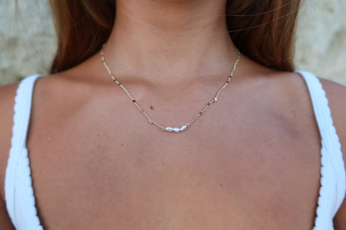 White pearl sparkle necklace
