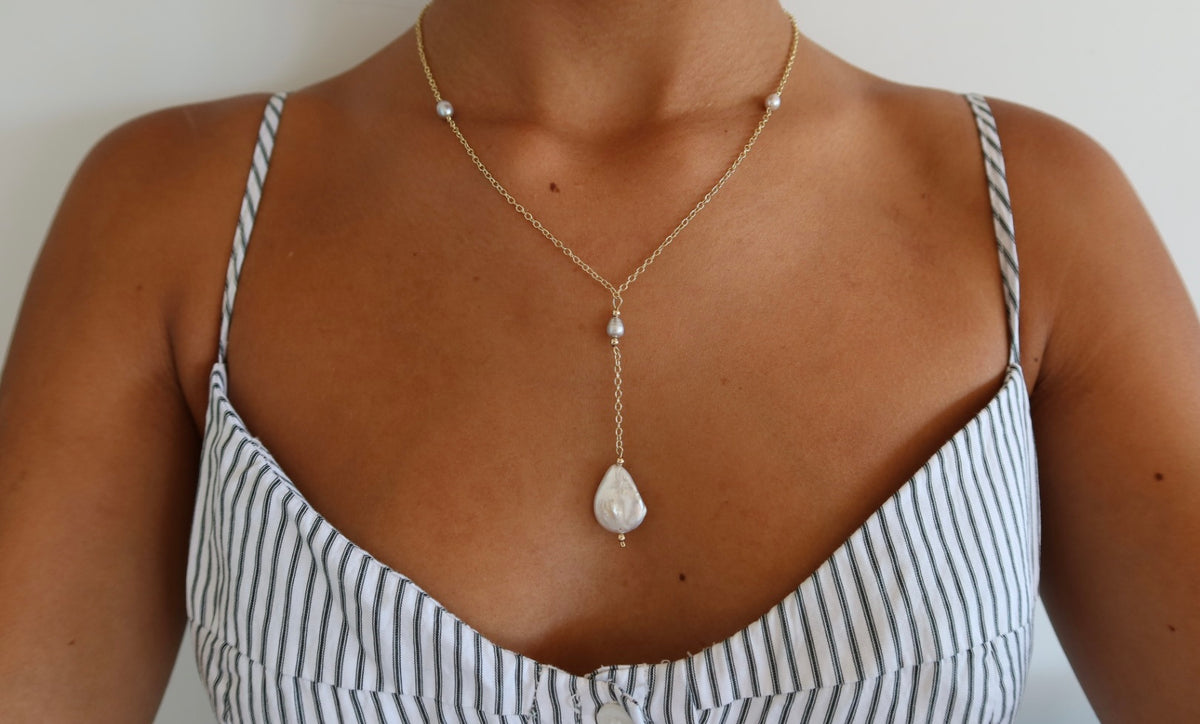 Dropping pearl necklace